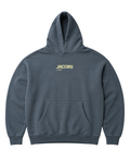 Descubre la sudadera JACOBSLAND gris: corte oversize, capucha, bolsillo canguro y logotipo en crema. Diseñada en Galicia para el día a día.