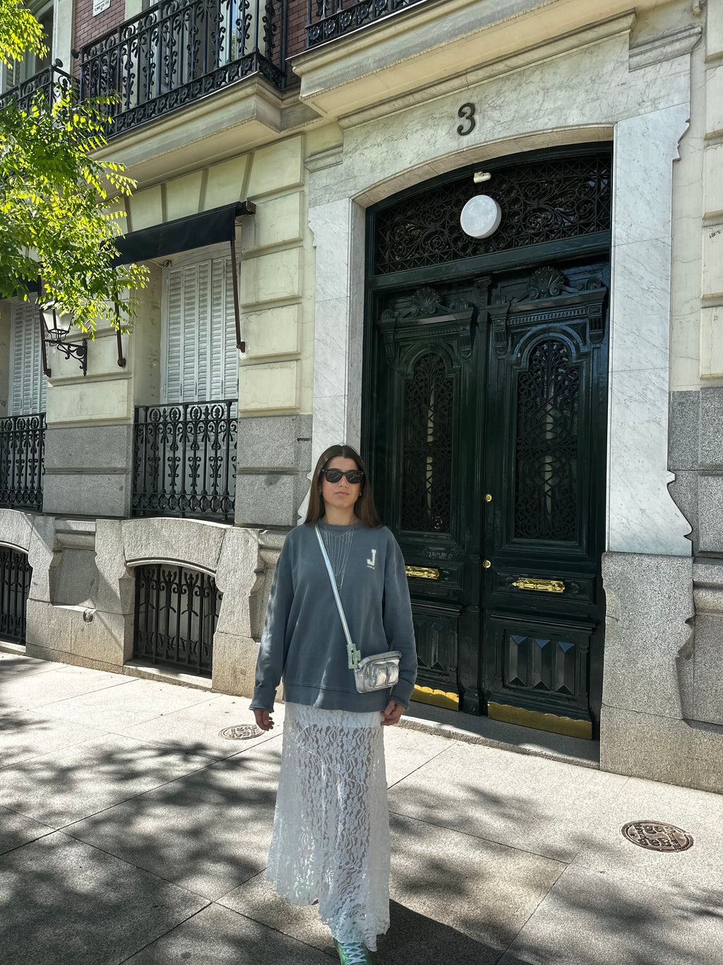 SUDADERA SIN CAPUCHA UNIVERSITY (GRIS)