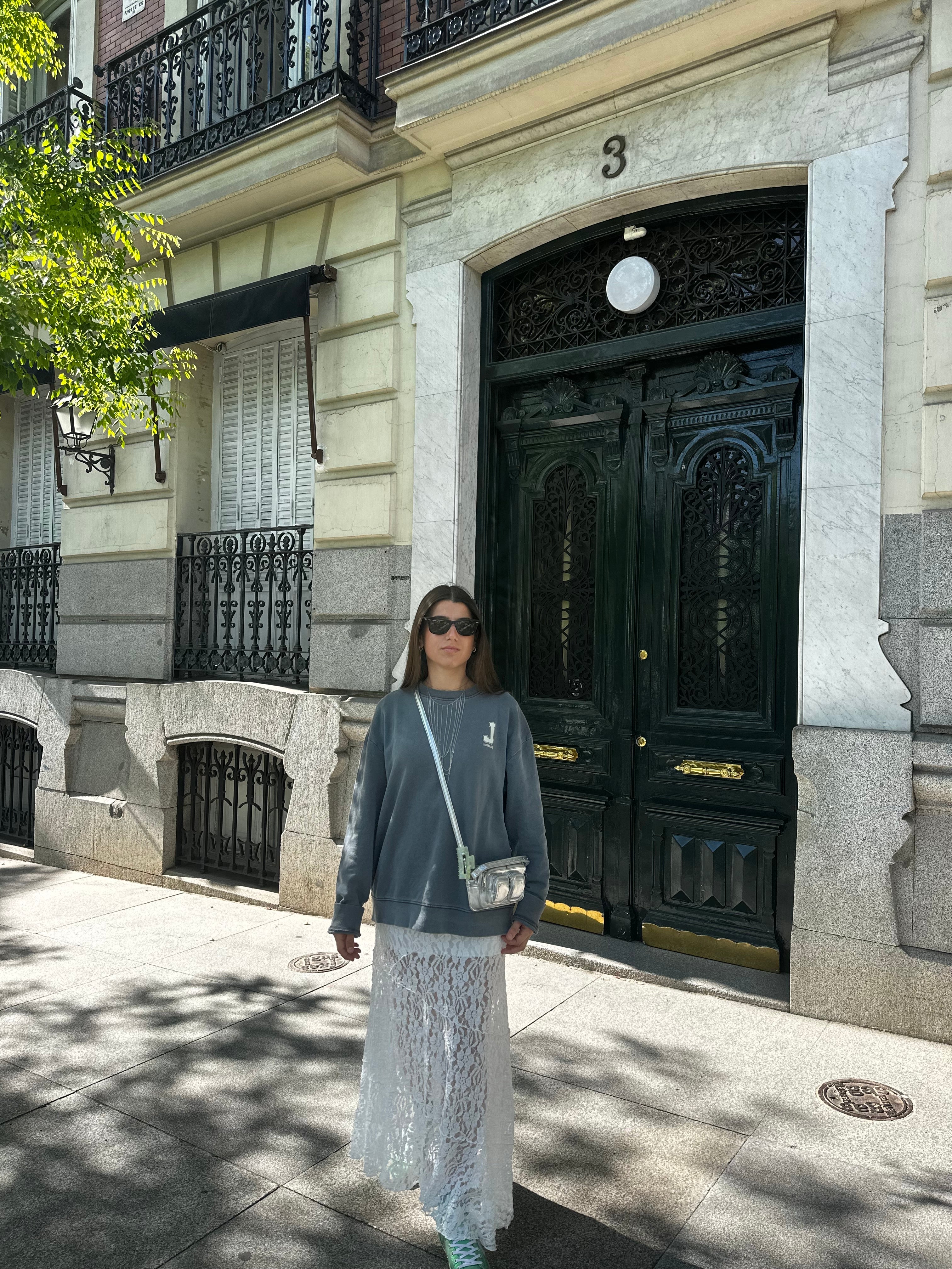 SUDADERA SIN CAPUCHA UNIVERSITY (GRIS)